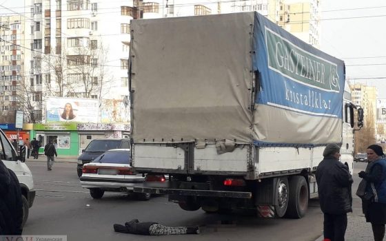 На поселке Котовского пешеход погиб под колесами грузовика (фото) usionline.com На поселке Котовского пешеход погиб под колесами грузовика (фото) «фото»