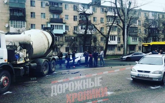 На Ивановском мосту столкнулись пять легковых автомобилей и бетономешалка (фото) «фото»