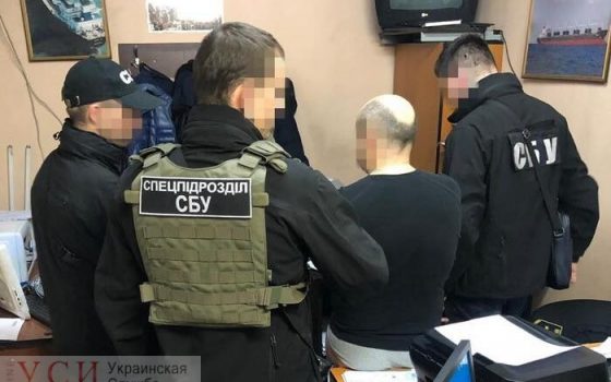 В Одессе на взятке погорел инспектор таможни: он требовал деньги за перевозку импортных товаров (фото) usionline.com В Одессе на взятке погорел инспектор таможни: он требовал деньги за перевозку импортных товаров (фото) «фото»