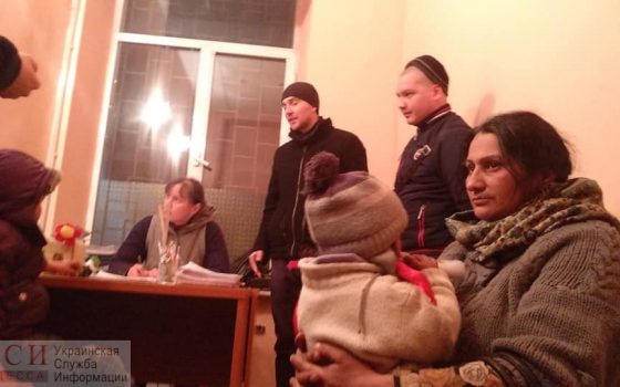 Двухлетний ребенок, с которым регулярно попрошайничает мать, гулял один ночью в центре Одессы (фото) «фото»