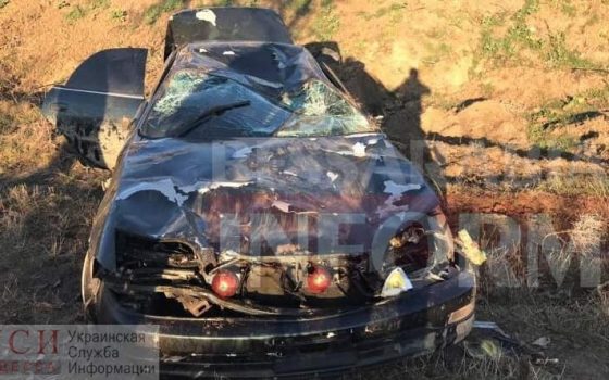 Автомобиль перевернулся четыре раза и вылетел в кювет на трассе “Одесса – Рени” из-за застрявшей в колесе палки (фото) «фото»