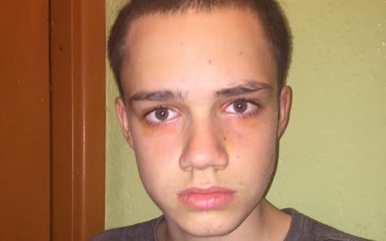 Охранник ТЦ “Афина” ударил о витрину 13-летнего ребенка за то, что тот не там присел (видео) ОБНОВЛЕНО «фото»