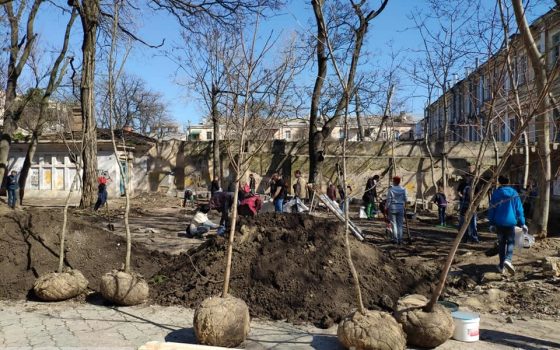 Одесситы высадили в Летнем театре деревья – несмотря на угрозы (фото) «фото»