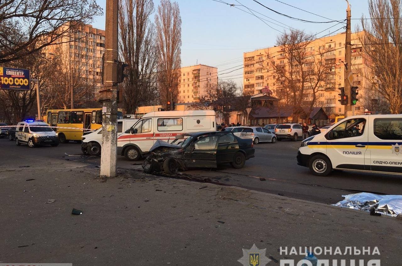 Подробности трагедии на поселке Котовского: водитель ехал на красный свет, а от удара вылетел на остановку с людьми «фото»