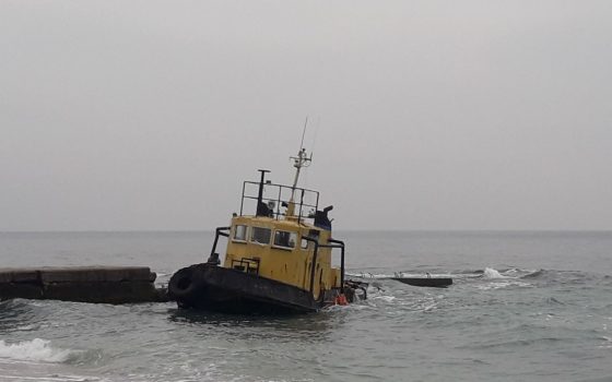 Судьба буксира, затонувшего на Дельфине: его обещают убрать в апреле и перевезти в Черноморск «фото»