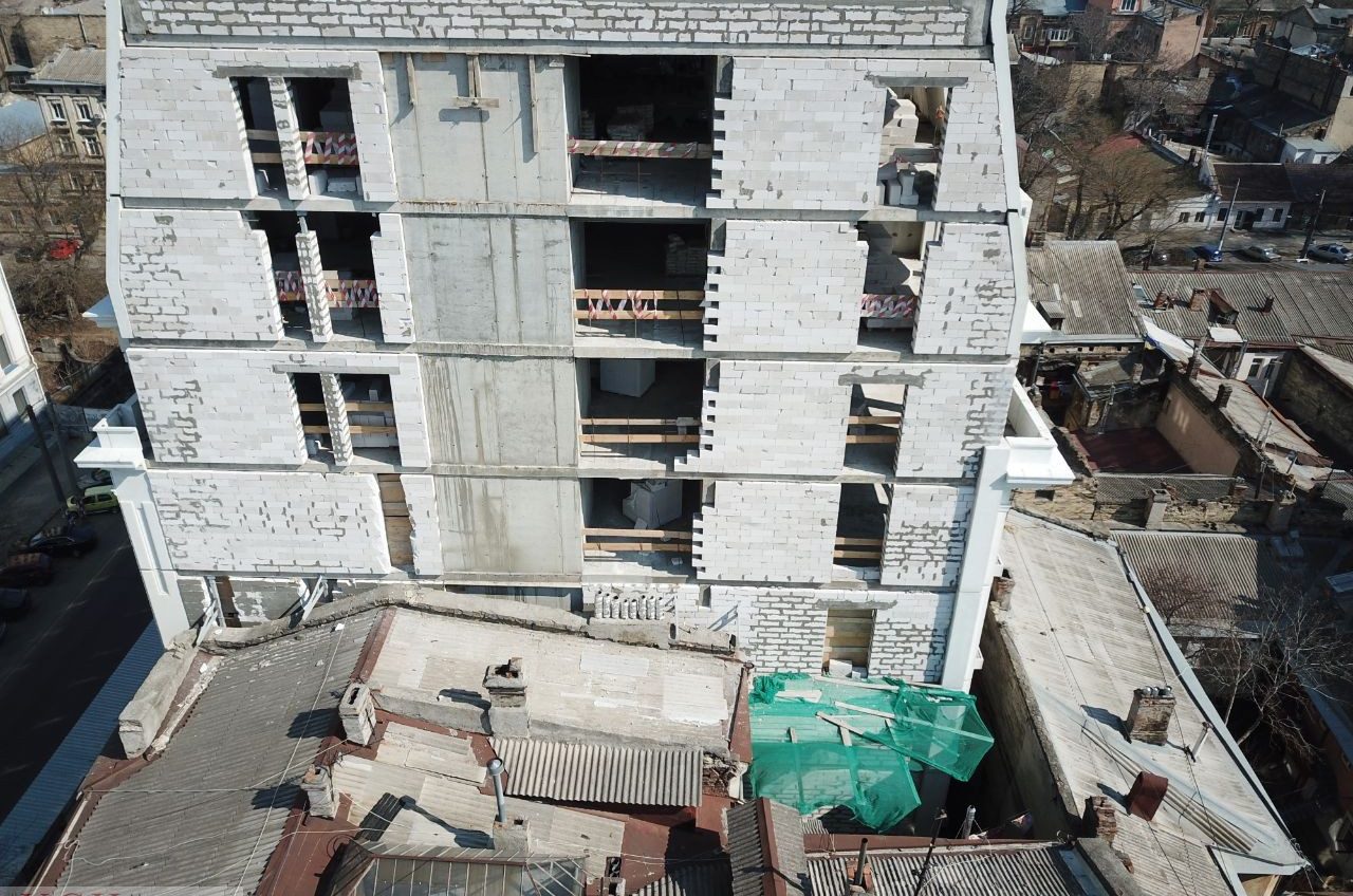В Одессе разрушается жилой дом из-за высотки, которую вплотную строит “Будова”(фото) «фото»