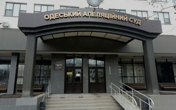 Врач, которого родители обвиняют в смерти ребенка во время родов, не явился в зал суда: дело тянется уже пять лет (фото) «фото»