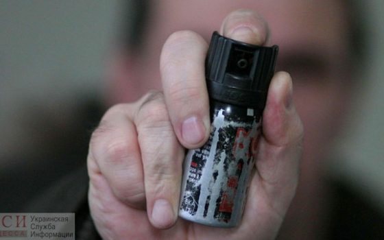 Одессит прыснул из баллончика в полицейских, которые проводили обыск в его доме «фото»