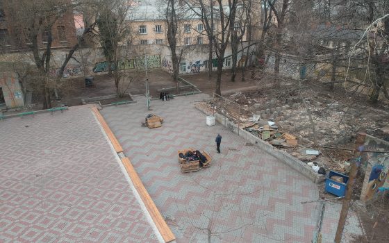 “Забери меня, горсовет”, – коммунальщики все-таки убрали мусор, собранный активистами в Летнем театре (фото, видео) «фото»