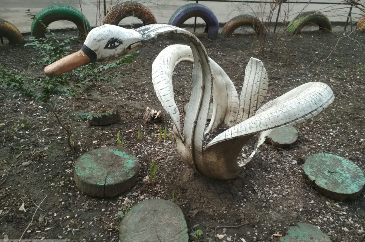 Опасные лебеди и аисты: в Украине хотят запретить садовые поделки из покрышек (фото) «фото»
