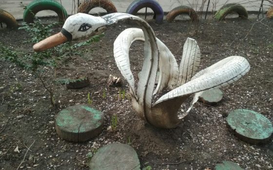 Опасные лебеди и аисты: в Украине хотят запретить садовые поделки из покрышек (фото) «фото»