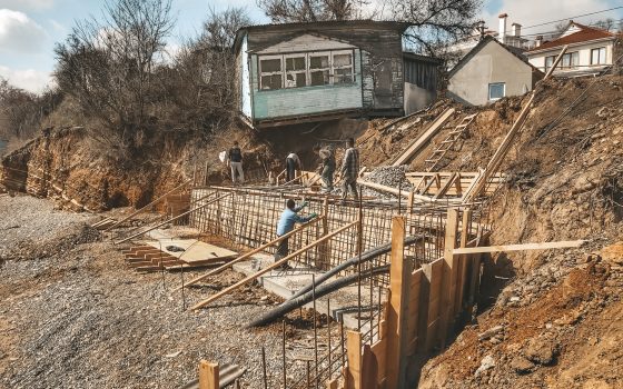 На склонах под “Викторией” начали укреплять берег – возможно, для торговой точки (фото, таймлапс) «фото»