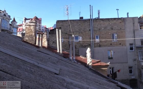 Крыша дома в центре Одессы похожа на решето: жильцам обещали ее починить еще 4 года назад (фото) «фото»