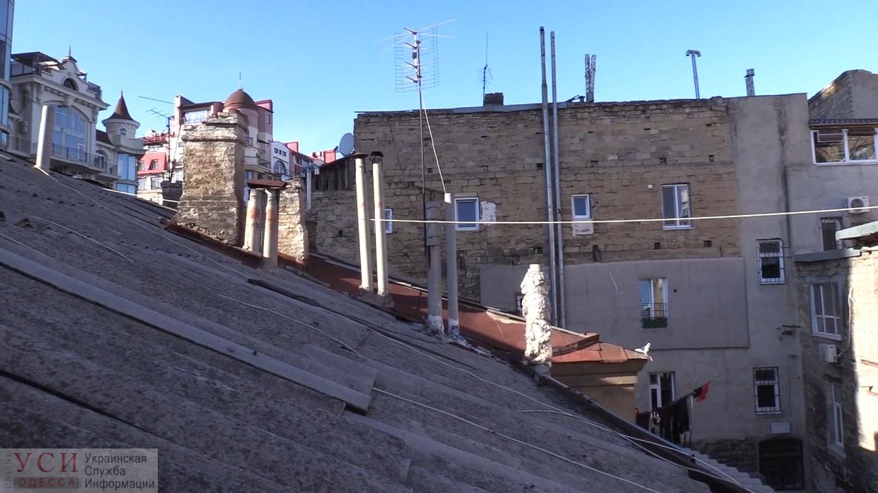 Крыша дома в центре Одессы похожа на решето: жильцам обещали ее починить еще 4 года назад (фото) «фото»