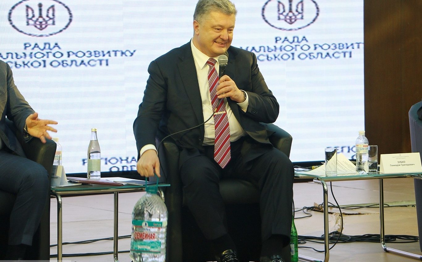 Президент принес 5-литровую баклажку “Куяльника” на форум регионального развития в Одессе (фото) «фото»