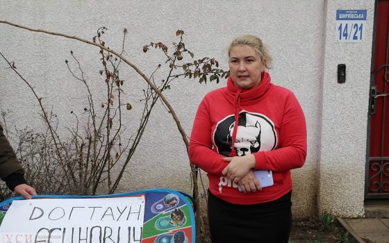 К дому скандального депутата Одесского горсовета активисты принесли детскую палатку и корм (онлайн трансляция) usionline.com К дому скандального депутата Одесского горсовета активисты принесли детскую палатку и корм (онлайн трансляция) «фото»