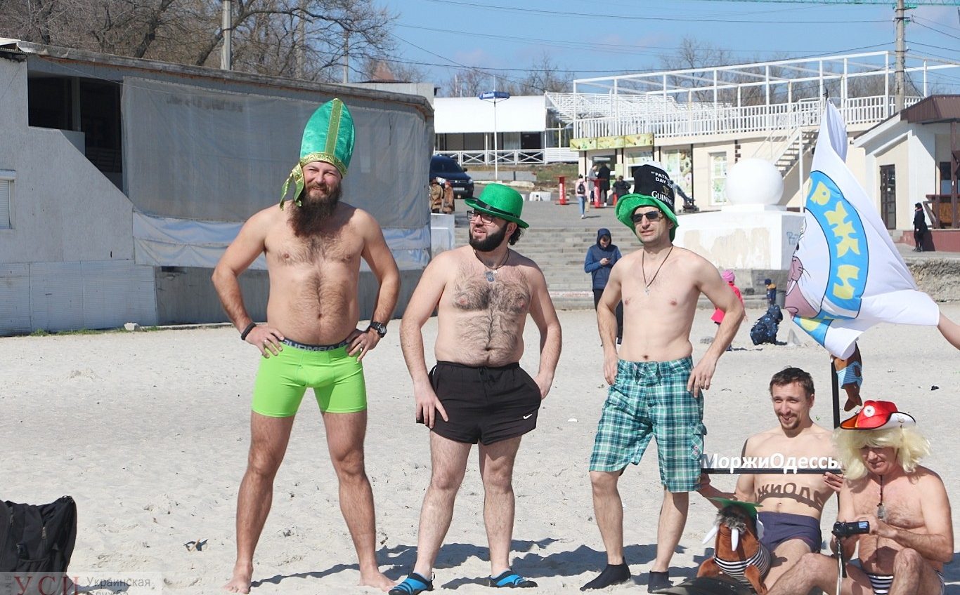 В Одессе ирландцы и “моржи” в честь Дня святого Патрика окунулись в холодное море (фото) «фото»