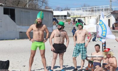 В Одессе ирландцы и “моржи” в честь Дня святого Патрика окунулись в холодное море (фото) «фото»