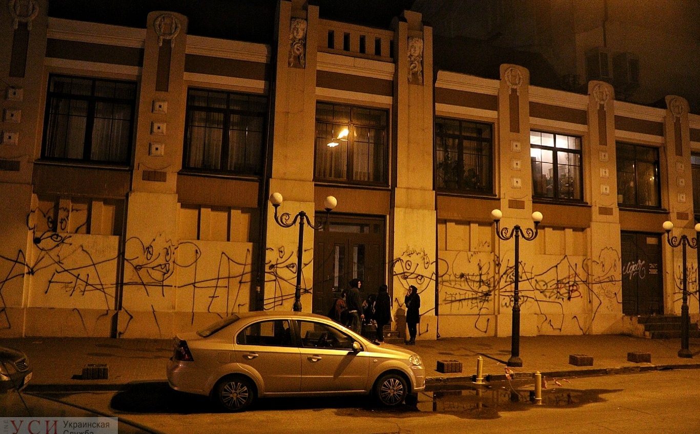 В Одессе хулиганы разрисовали фасад Русского театра (фото) «фото»