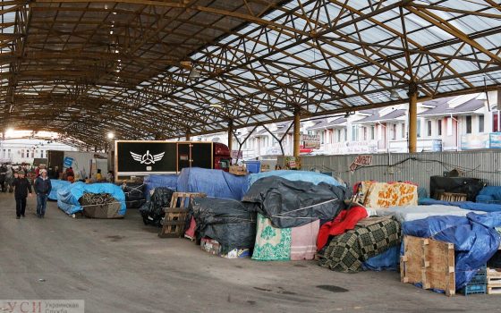 Сутки на “Привозе”: вечная помойка среди торговых рядов usionline.com Сутки на “Привозе”: вечная помойка среди торговых рядов «фото»