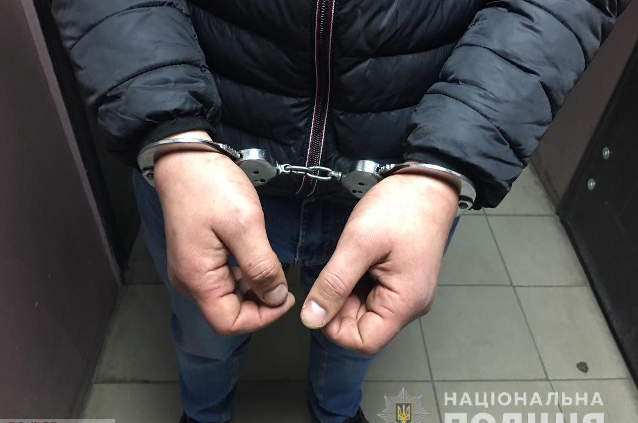 В Одессе задержали вора, который столовым ножом снимал зеркала с дорогих иномарок и вымогал деньги за их возврат «фото»
