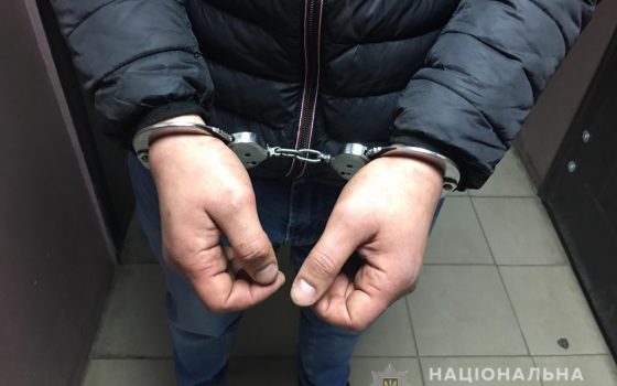 В Одессе задержали вора, который столовым ножом снимал зеркала с дорогих иномарок и вымогал деньги за их возврат «фото»