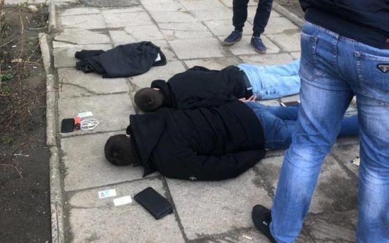 Банду вымогателей, которые совратили и выбросили иностранца в окно, посадили в СИЗО «фото»