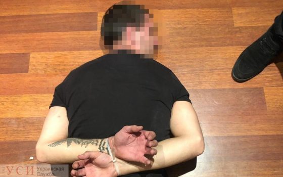 Одесская полиция задержала вымогателей, которые выбросили иностранца с балкона (фото) «фото»