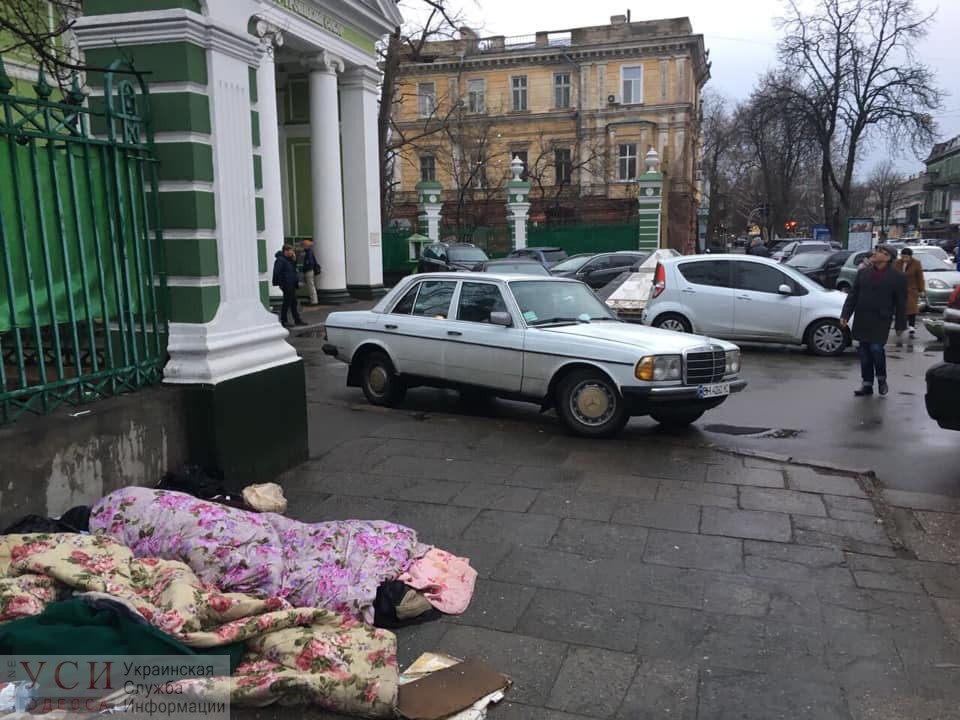 В центре Одессы возле храма четыре дня пролежали тяжело больные люди (фото) «фото»
