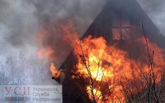 Пожар на площади Тобухина – у троллейбусной остановки горел заброшенный дом «фото»