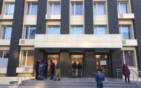 Муниципалы закрыли Киевскую райадминистрацию и не пускают на заседание окружкома ОБНОВЛЕНО (фото, видео) «фото»