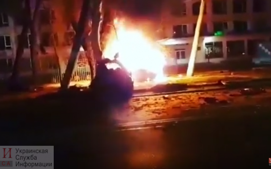 Ночное ДТП на проспекте Шевченко: автомобиль разорвало на части, после чего он начал гореть (видео) «фото»