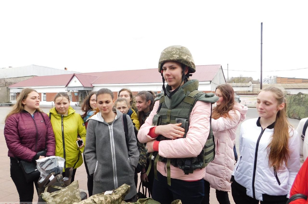 Военные аккерманского понтонного полка устроили экскурсию школьникам: показали новую столовую, форму и оружие (фото) «фото»