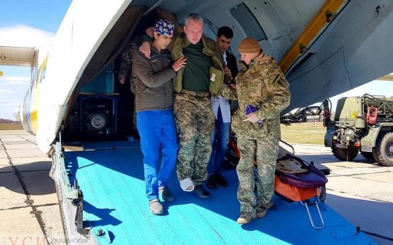 В Одессу снова прилетел самолет с раненными бойцами: один из них в тяжелом состоянии (фото) «фото»