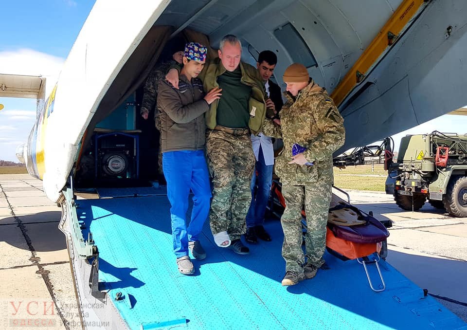 В Одессу снова прилетел самолет с раненными бойцами: один из них в тяжелом состоянии (фото) «фото»