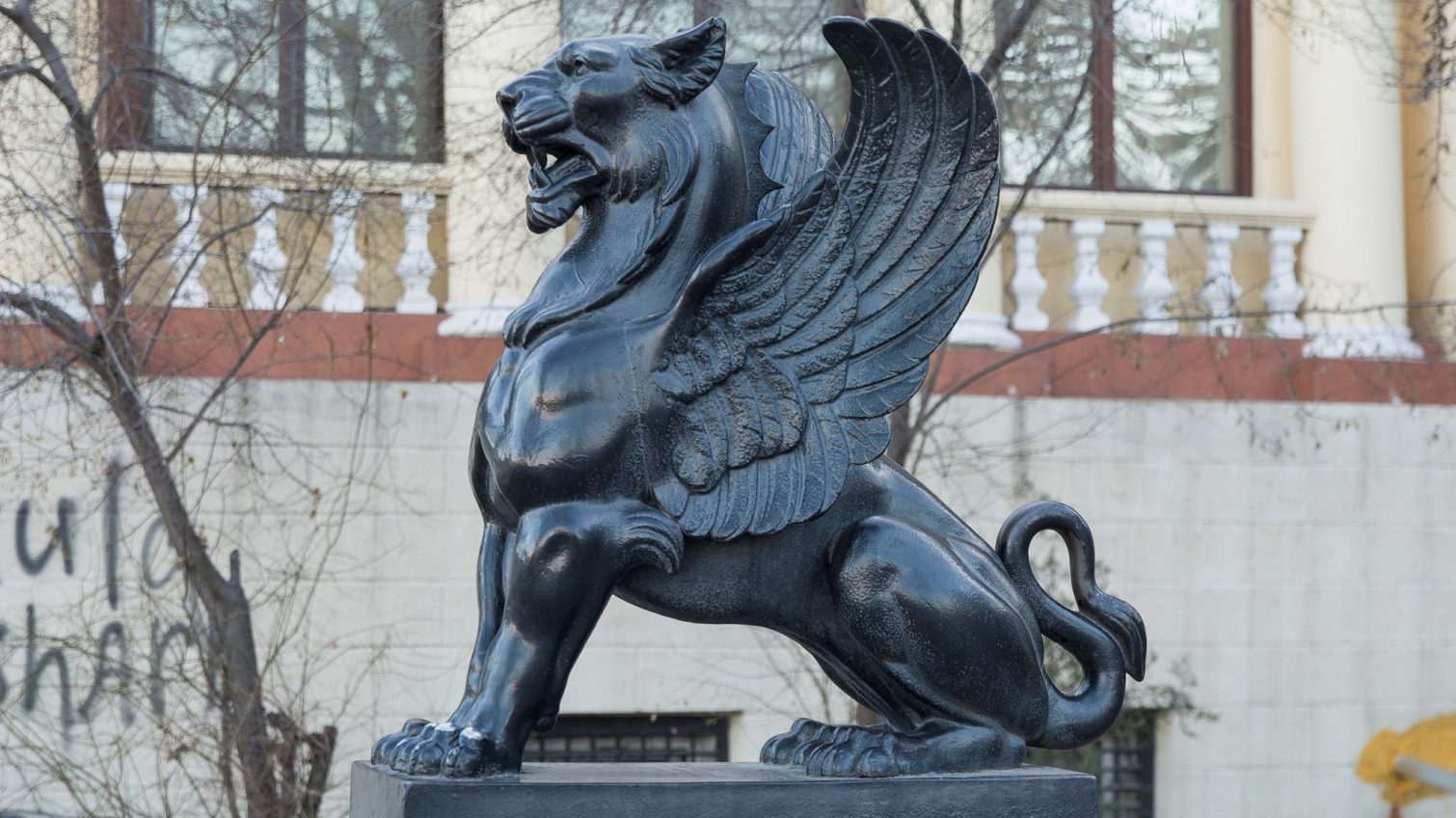 Охранные символы в архитектуре Одессы: грифоны, сфинксы и драконы «фото»