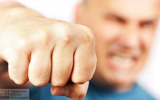 Пьяная компания устроила дискуссию и избила волонтера в агитационной палатке в Одессе «фото»