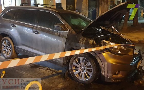 В центре Одессы неизвестные подожгли внедорожник (фото) «фото»