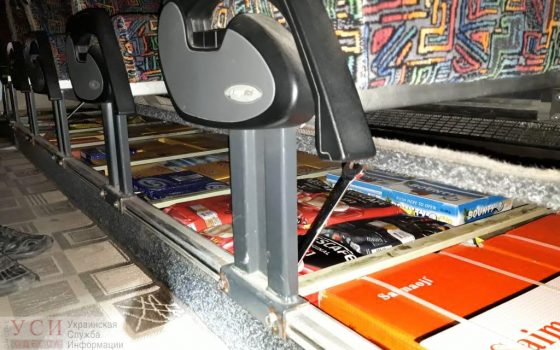 Водитель рейсового автобуса организовал в салоне тайник для перевозки контрабанды в Молдову (фото) «фото»