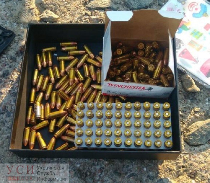 Одесские пограничники обнаружили более 200 патронов в машине, прибывшей из США (фото) «фото»