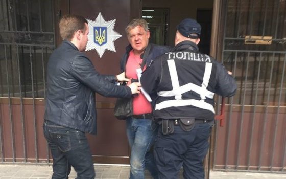 “Били по почкам, печени и голове”: таксист из Черноморска рассказал, как его избили полицейские за нарушение правила на дороге «фото»