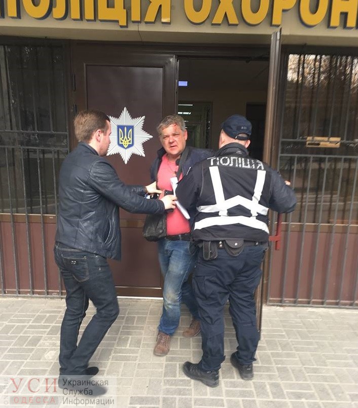 “Били по почкам, печени и голове”: таксист из Черноморска рассказал, как его избили полицейские за нарушение правила на дороге «фото»