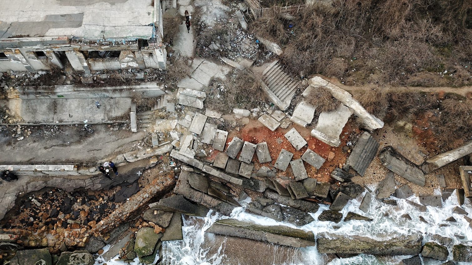 Опасные развалины и оползни – апокалиптичный пляж в Черноморке (фоторепортаж) «фото»