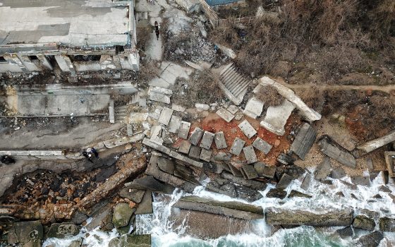 Опасные развалины и оползни – апокалиптичный пляж в Черноморке (фоторепортаж) «фото»