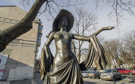 Коммунальщики восстановили отбитую вандалами плитку на памятнике Веры Холодной «фото»