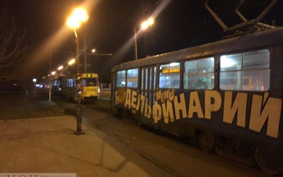 Бесплатный проезд закончился ампутацией: парень упал с “колбасы” и попал под трамвай «фото»