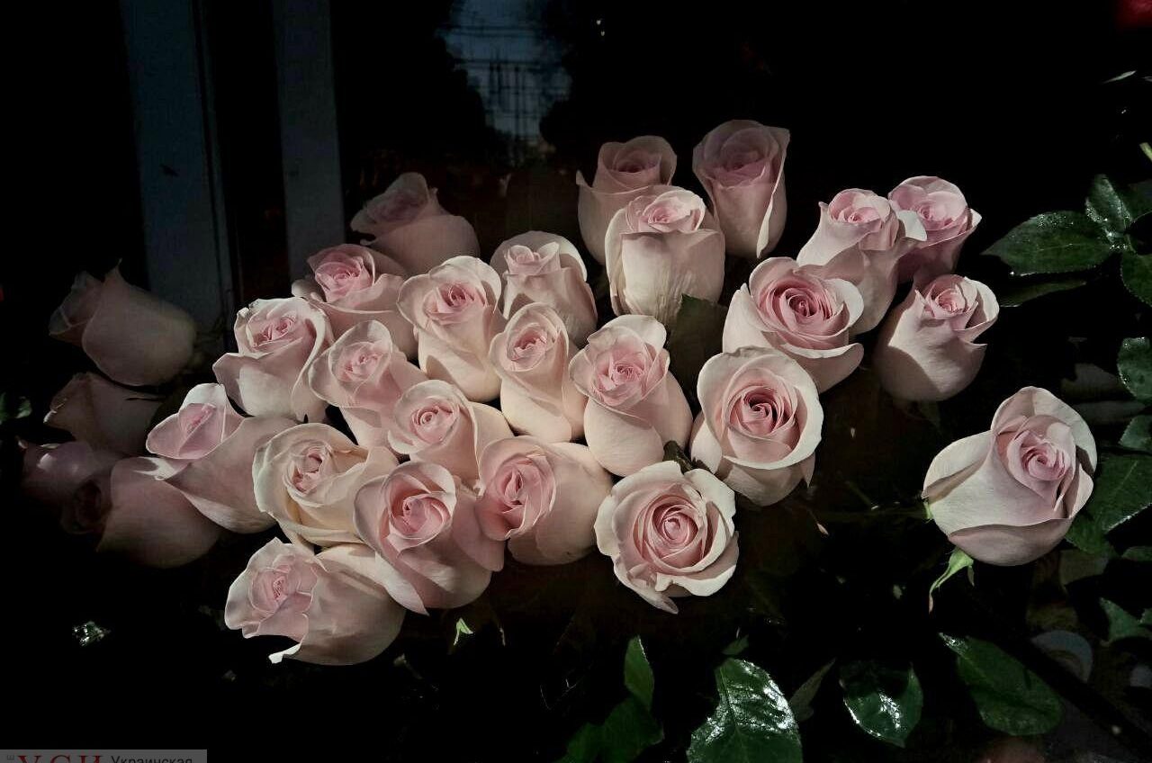 Фургоны с мимозой и розы из силикона: в Одессе цветочный ажиотаж накануне 8 марта (фоторепортаж) «фото»