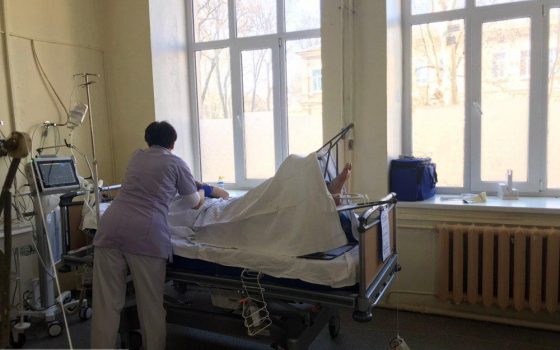 Упавшему с “колбасы” на трамвайные пути парню ампутировали руку выше локтя, а ногу собирали “по частям” (фото) «фото»