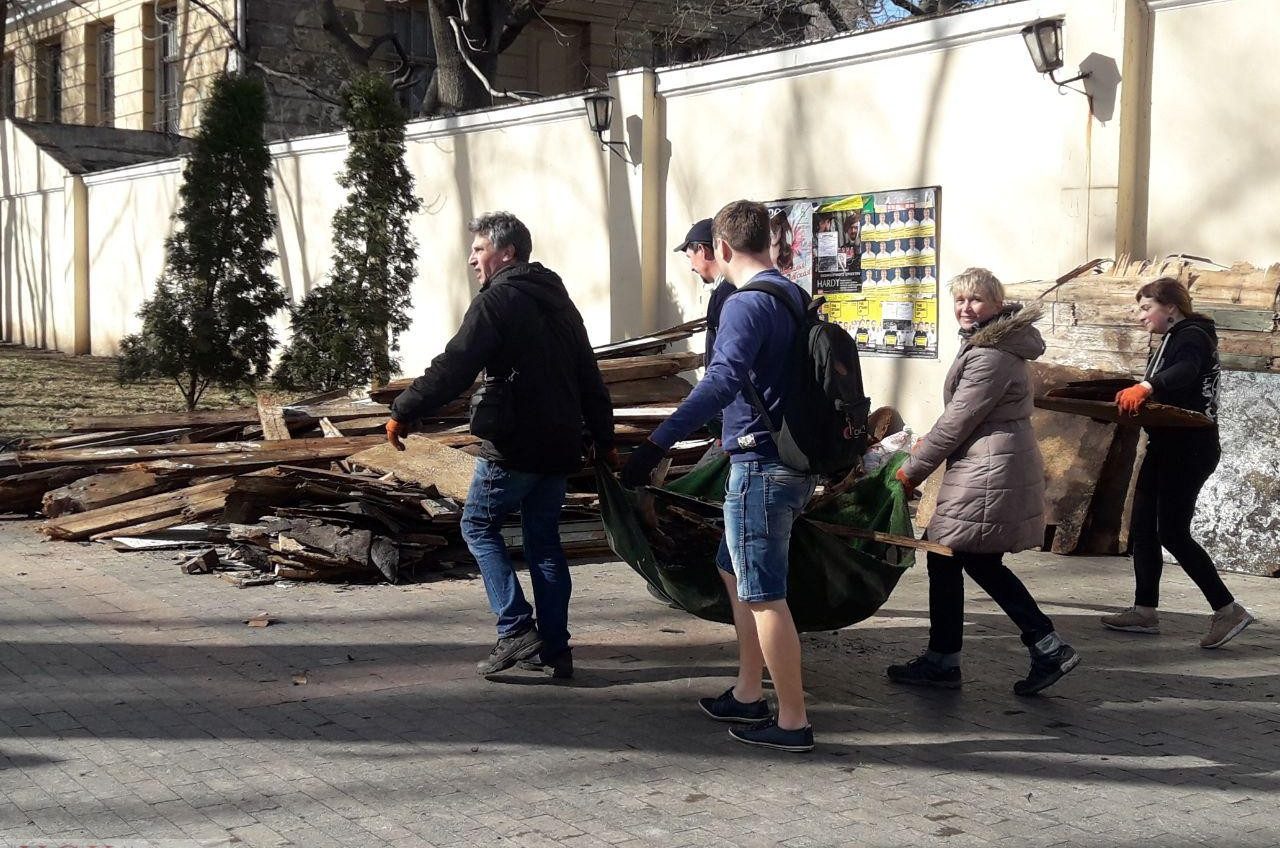 На субботнике в Летнем театре активисты демонтировали аварийную сцену (фото, видео) «фото»