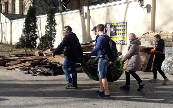 На субботнике в Летнем театре активисты демонтировали аварийную сцену (фото, видео) «фото»